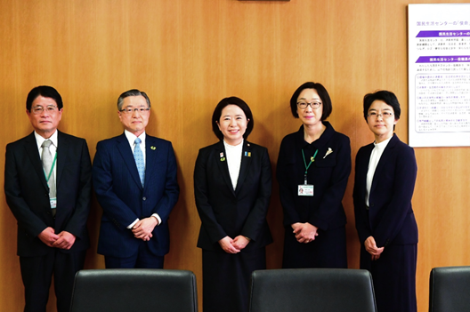 写真:国民生活センターを訪問する自見大臣