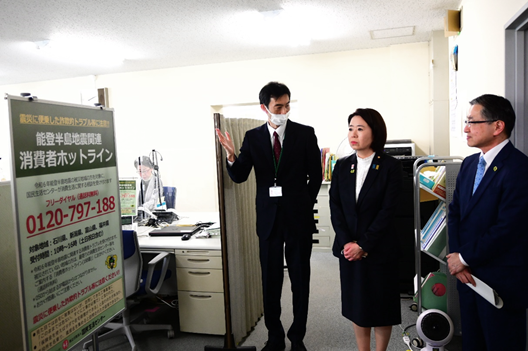 写真:国民生活センター相談情報部を視察する自見大臣