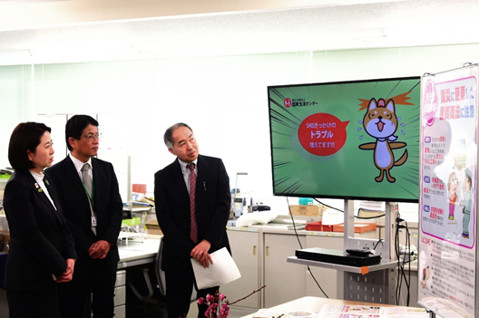 写真:国民生活センター広報部を視察する自見大臣