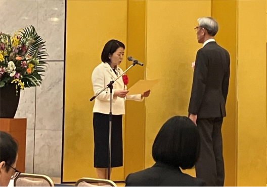 写真:表彰する自見大臣