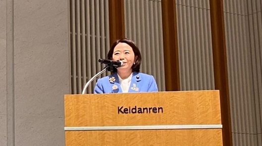 写真:演台にてマイクを前に挨拶する自見大臣