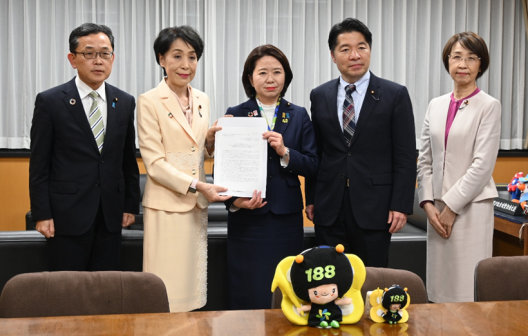 写真:文書を受け取る自見大臣