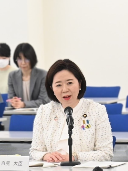 写真:会議の席で発言する自見大臣