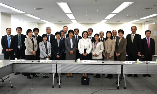写真:審議会出席者の集合写真