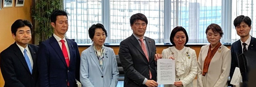 写真:文書を受け取る自見大臣