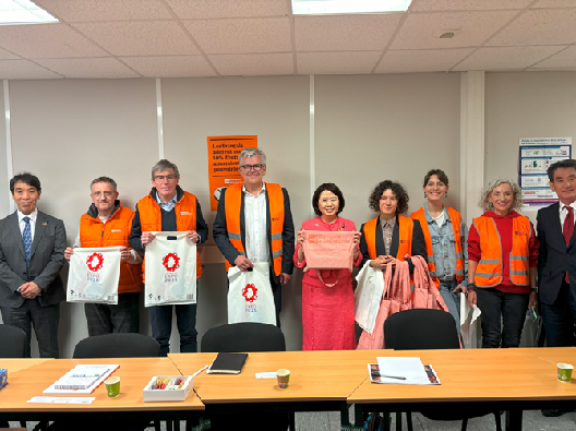 写真:フードバンクの職員と自見大臣