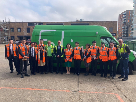 写真:フードバンクの車の前に並んだフードバンクの職員と自見大臣