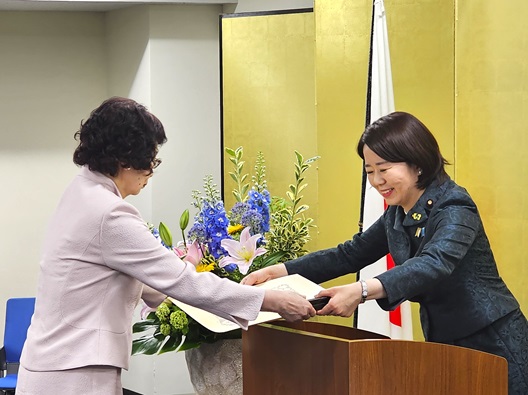 写真:受賞者に、賞状を手渡す自見大臣