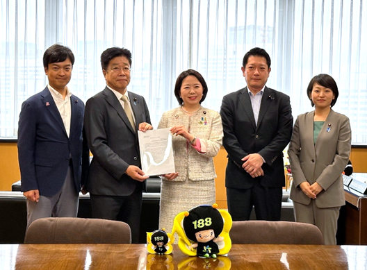 写真:自見大臣と議員連盟の方々