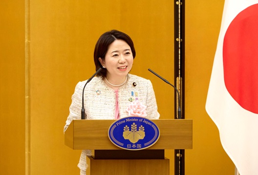 写真:演台に立ち、発言する自見大臣