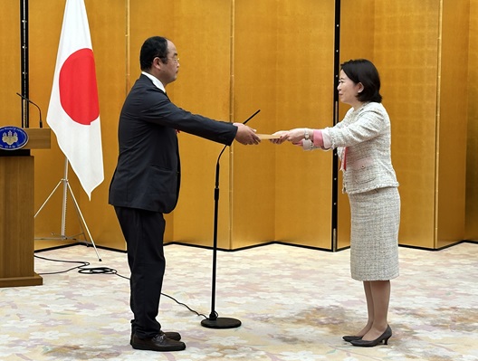 写真:受賞者に表彰状を手渡す自見大臣