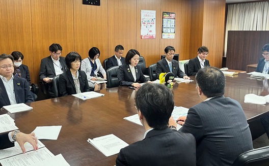 写真:発言する自見大臣