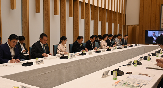 写真:会議会場の出席者の様子。