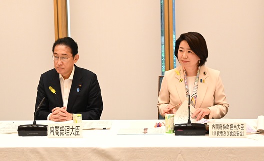 写真左:岸田内閣総理大臣:写真右:自見内閣府特命担当大事(消費者及び食品安全)
