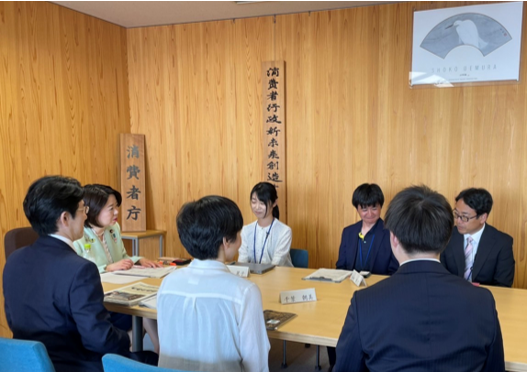 写真:自見大臣と未来本部の職員が、大きなテーブルを囲み意見交換会を行っている