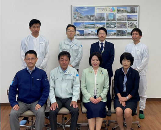 写真:自見大臣、新井長官、四国化工機株式会社社員との記念撮影