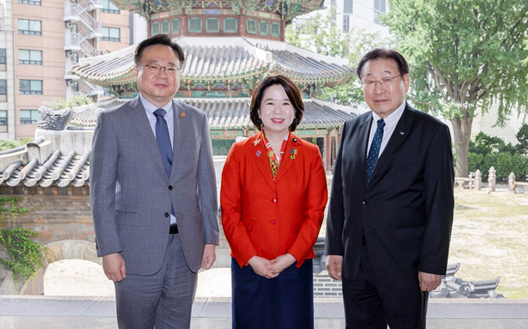 写真:記念撮影:写真左:チョ・ギュホン保健福祉部長官:写真真ん中:自見大臣:写真右:キム・ソンイ社会福祉協議会会長