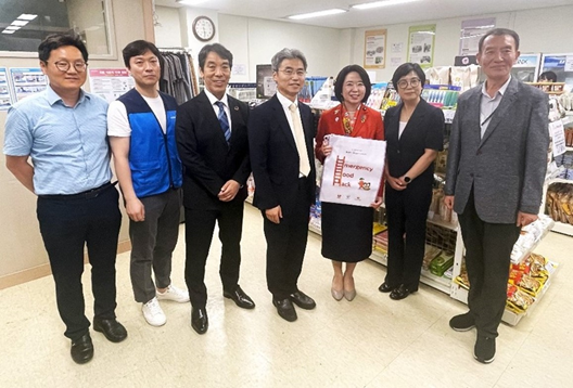 写真:職員との記念撮影