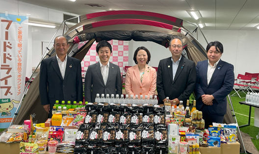 写真:記念撮影の様子