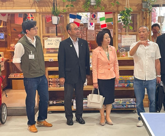 写真:フードバンクで職員に説明を受ける自見大臣