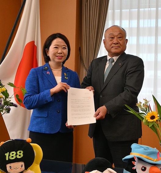 写真:文書を受けとる自見大臣