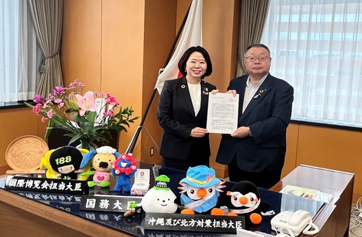 写真:文書を受けとる自見大臣