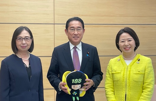 写真:左から、河野理事長、岸田総理、自見大臣:岸田総理が188のイメージキャラクターイヤヤンのぬいぐるみを手にしている
