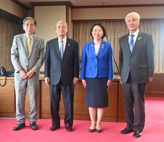 写真:記念撮影する自見大臣