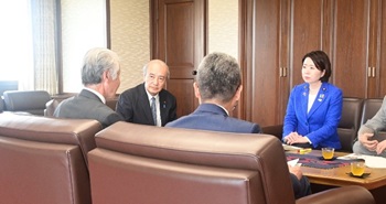 写真:更生保護施設等支援協議会の活動報告を受ける小泉法務大臣と自見大臣