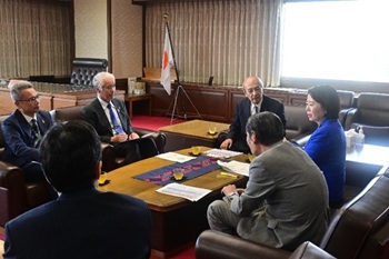 写真:意見交換を行う自見大臣