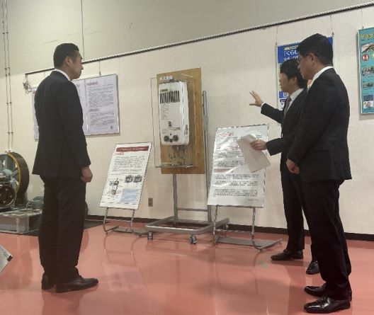 写真:視察する黄川田大臣