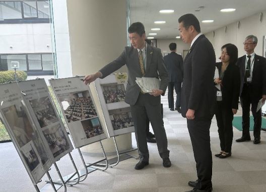 写真:展示物を見ながら視察する様子