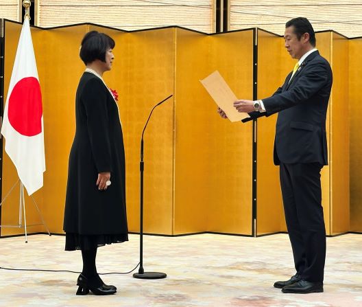 写真:表彰式の様子。受賞者と黄川田大臣が向かいあっている