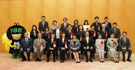 写真:受賞者が前後3列に並び、高市内閣総理大臣と黄川田大臣が最前列中央に位置している
