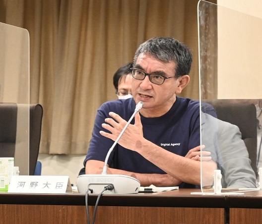 写真:胸に Digital Agency のロゴの入ったTシャツを着た河野大臣
