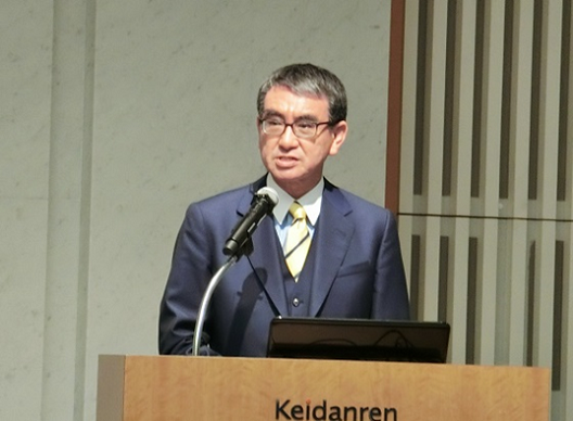 写真:演台で挨拶をする河野大臣