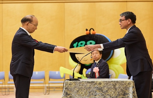 写真:受賞者に、表彰状を授与している河野大臣