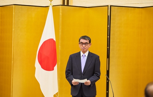 写真:河野大臣が挨拶をしている