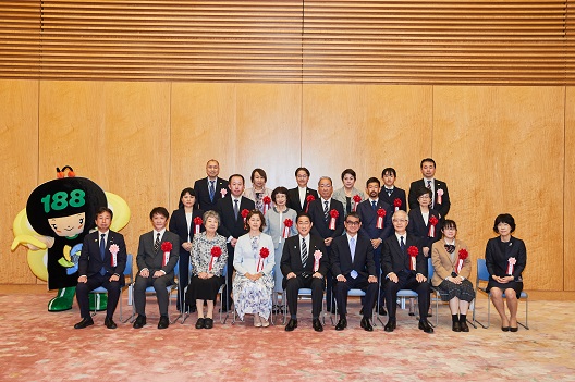 写真:受賞者と記念撮影をする河野大臣