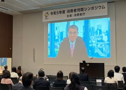 写真:喋っている河野大臣。窓を背景に座っている。