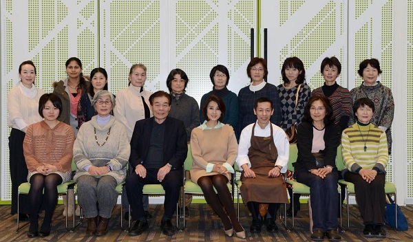 (写真)有機農業者×消費者による「女性同士の交流会」集合写真