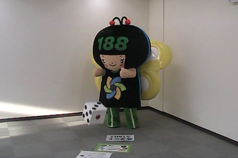 イヤヤンが、「もったいないすごろく」体験で、すごろくを投げている写真。動画のワンシーン。