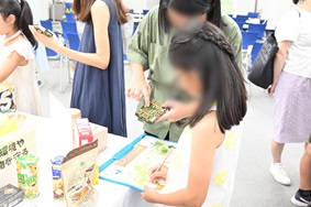 写真:ボードを見ながら調べる参加者