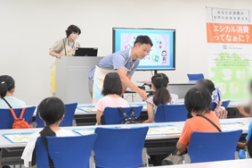 写真:子どもたちに、職員が説明している様子