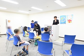 写真:参加者である子どもたちに、職員が説明している様子