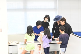 写真:参加者である子どもたちがミッションをみて考えている様子