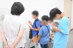 写真:参加者である子どもがボードに貼られたミッションをみて考えている様子