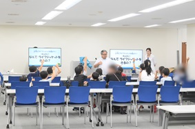 写真:講師が、ライフジャケットの説明をしている様子