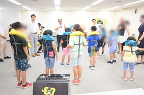 写真:参加者である子どもたちが、実際にライフジャケットを着用しているところ