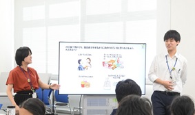 写真:講師役である職員たちが、子どもたちに説明をしている様子